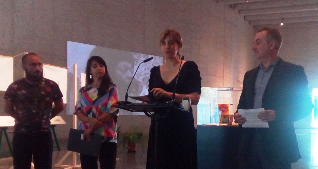 De izquierda a derecha: Francisco Godoy y Carolina Bustamante (comisarios de la muestra), Mar Sancho (Directora Políticas Culturales de la Junta) y Manuel Olveira (Director del MUSAC)