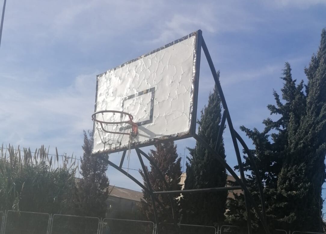 Las canastas de baloncesto del polideportivo de Ciudad de Asís no se renuevan desde hace años