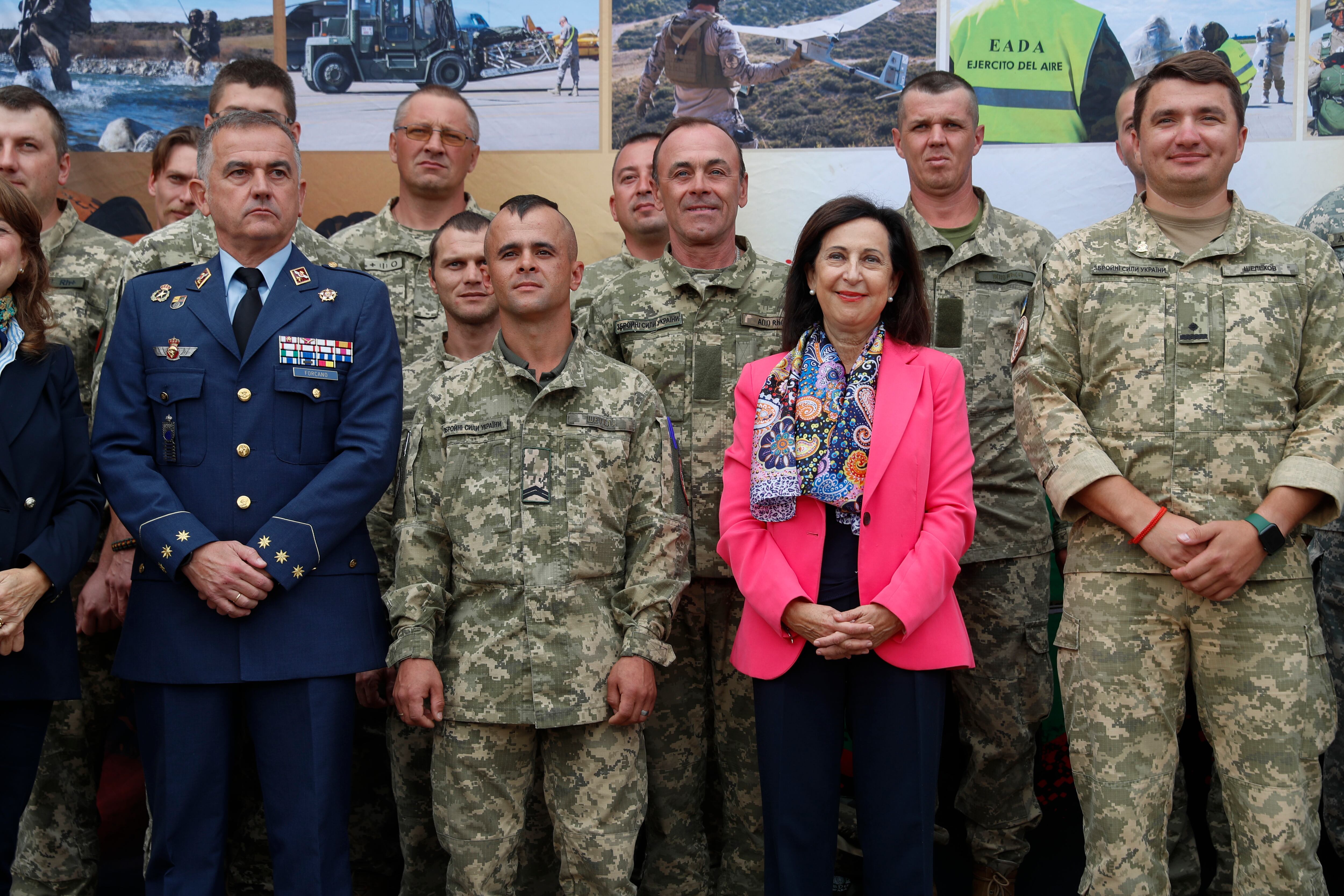 ZARAGOZA, 07/10/2022.- La ministra de Defensa, Margarita Robles, que mantiene un encuentro con militares ucranianos que reciben formación en el Escuadrón de Apoyo al Despliegue Aéreo (EADA) y sus instructores este viernes en la Base Aérea de Zaragoza, posa para la foto de familia. EFE/ Javier Cebollada
