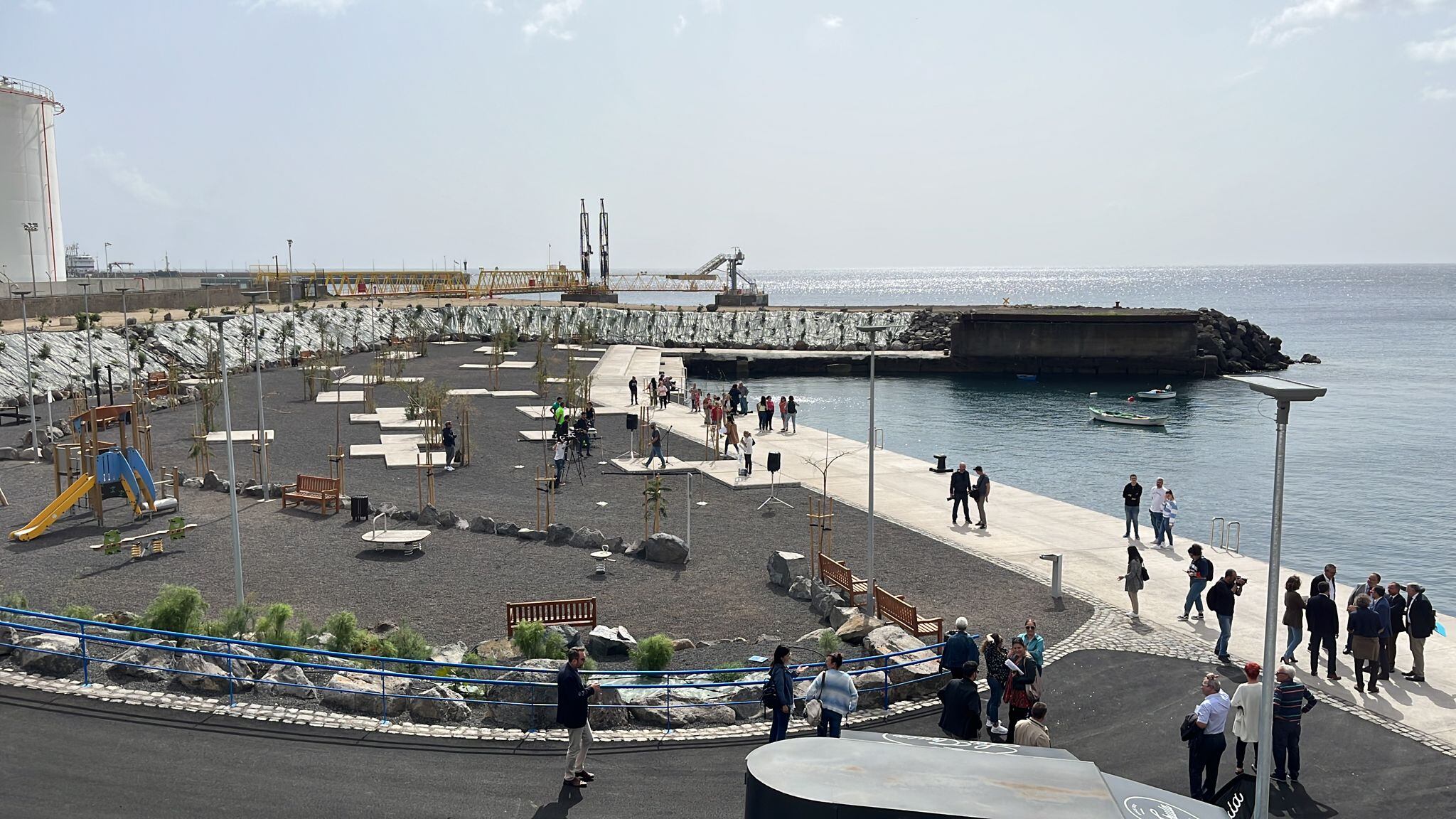 La nueva zona de baño de Valleseco cuenta con un solarium de 10.000 metros cuadrados.