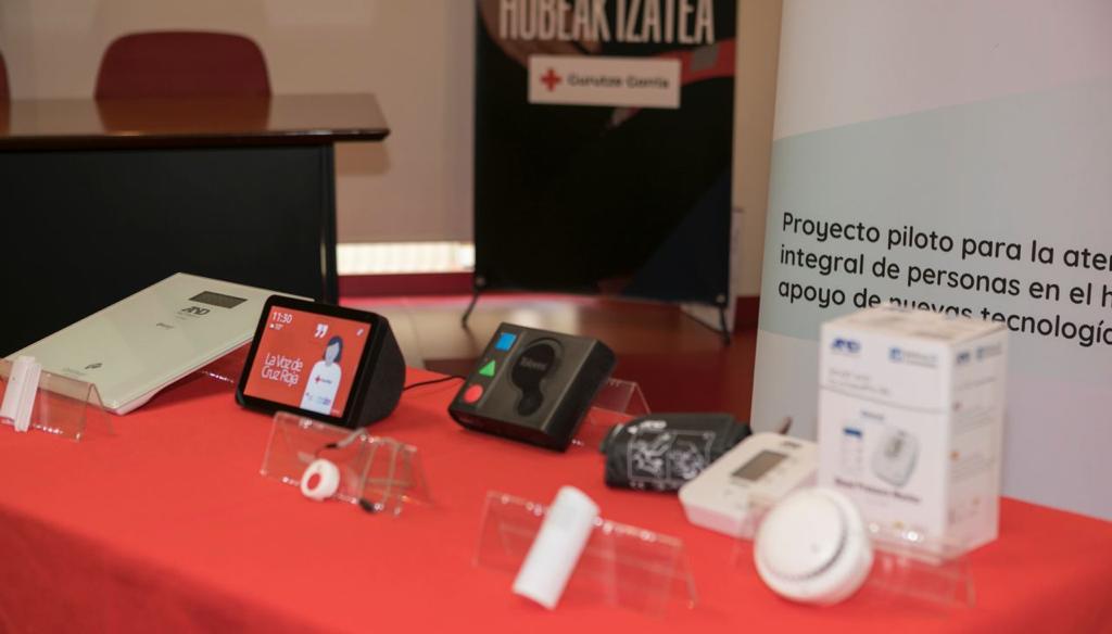 La Diputación Foral inicia el proyecto piloto Etxean Bai de cuidados en domicilio a personas dependientes, con el apoyo de nuevas tecnologías