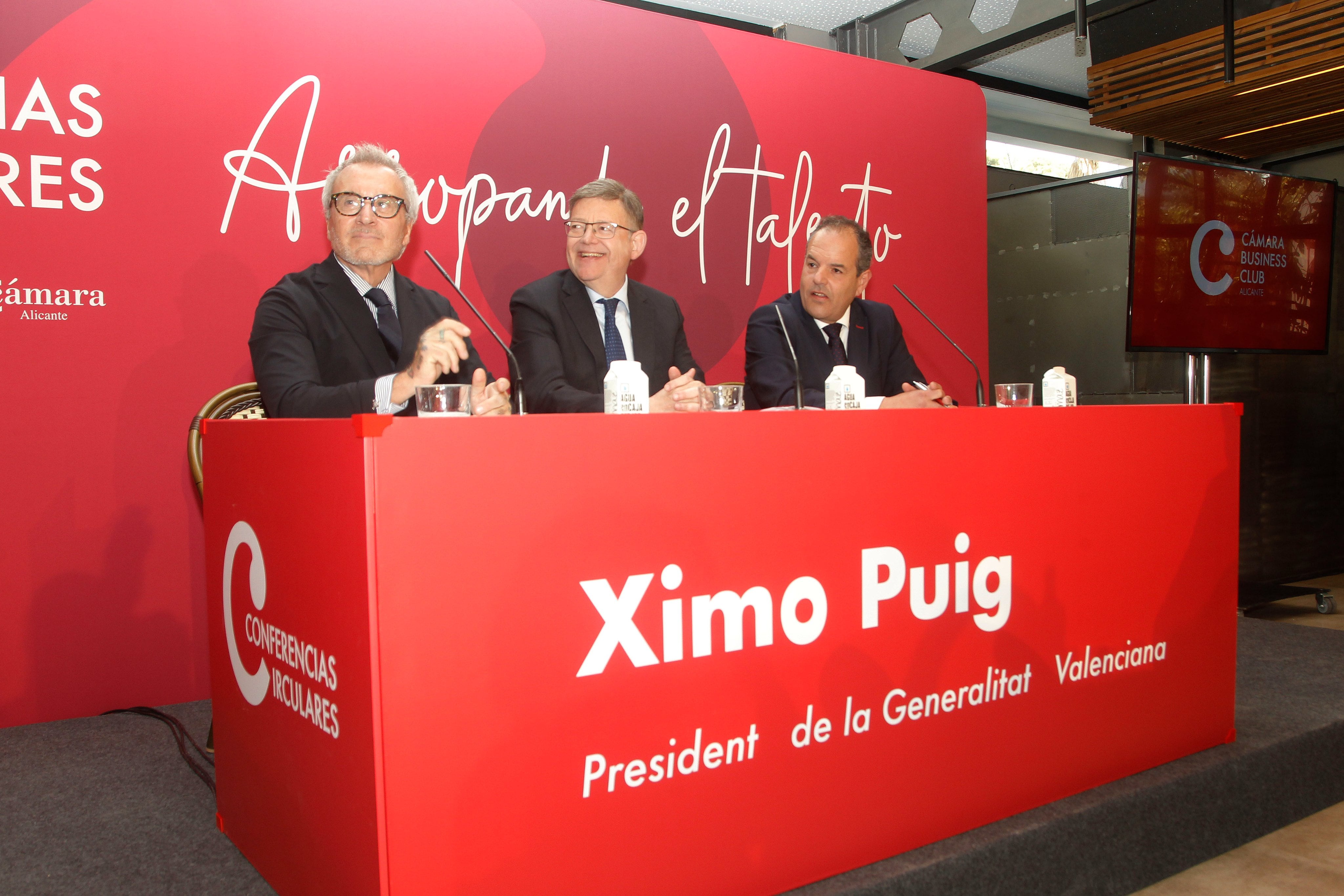 Ximo Puig , en el centro de la mesa, durante su participación en el acto de la Cámara de Comercio de Alicante