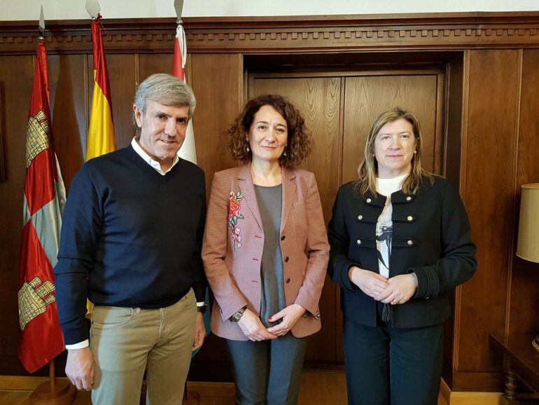 Emilio Moro, junto a la alcaldesa y la concejala de Cultura y Turismo