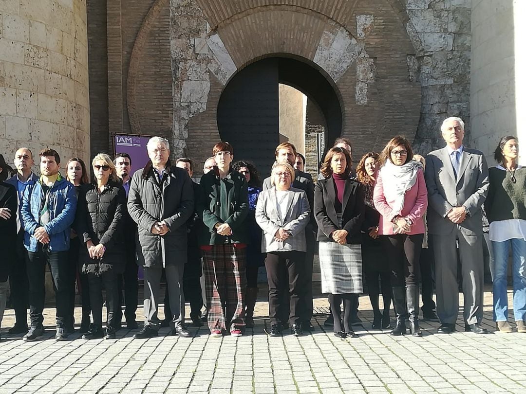 Minuto de silencio a las puertas de las Cortes de Aragón, en el Palacio de La Aljafería
