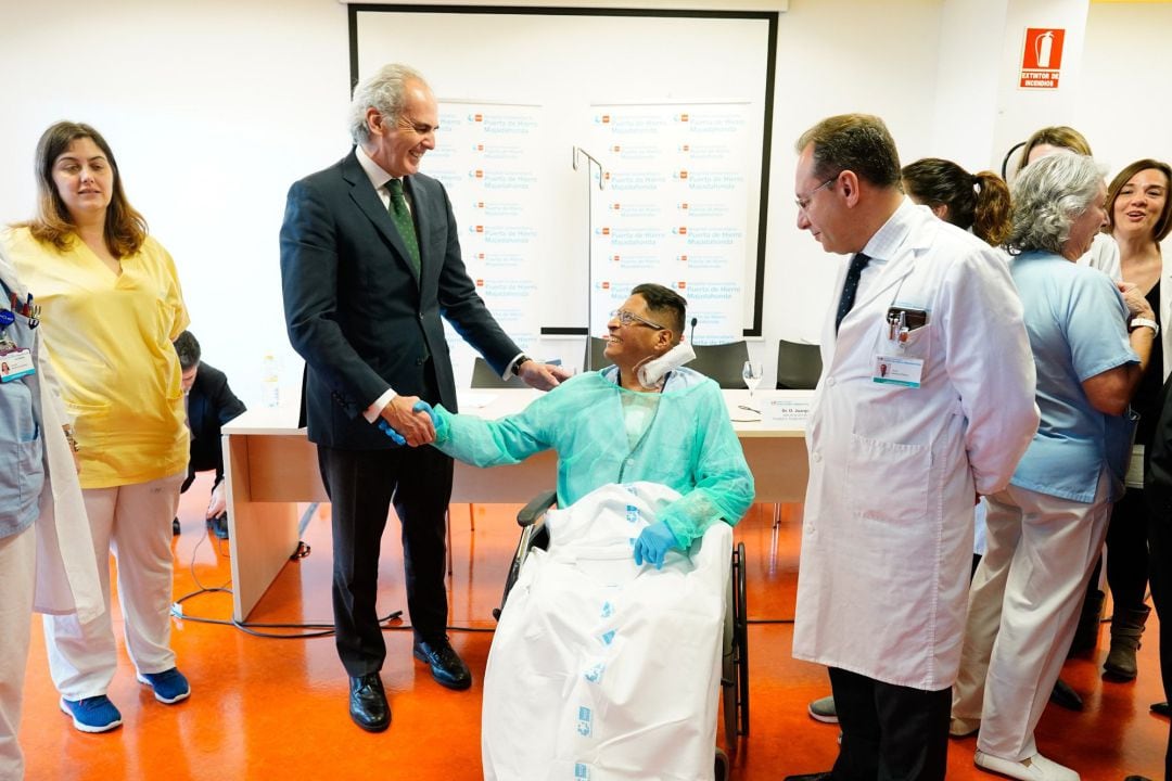 El paciente receptor de un corazón que ha sido intervenido en el Hospital Madrileño Puerta De Hierro junto a al consejero Enrique Ruiz Escudero y el equipo médico que le operó.