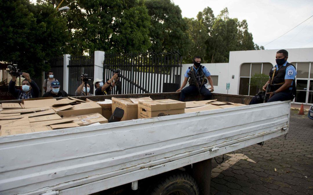 Agentes policiales retiran hoy cajas con documentos del diario La Prensa 