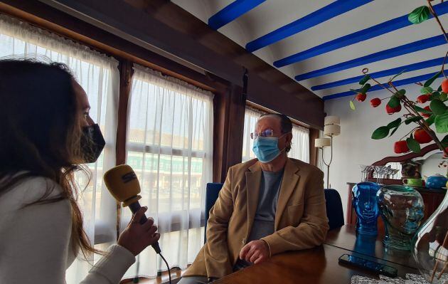 Francisco Asensio, historiador, junto a Marta Alberca en el interior de una de las viviendas de la Plaza Mayor de la capital encajera