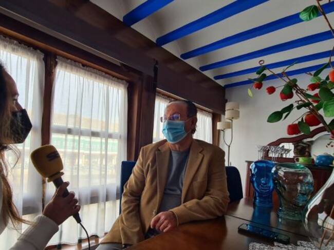 Francisco Asensio, historiador, junto a Marta Alberca en el interior de una de las viviendas de la Plaza Mayor de la capital encajera