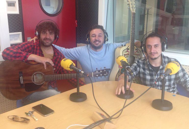 Fabián Brujo,Sape y Alberto Ponce ( Forajidos ) en la sección "El Garaje"