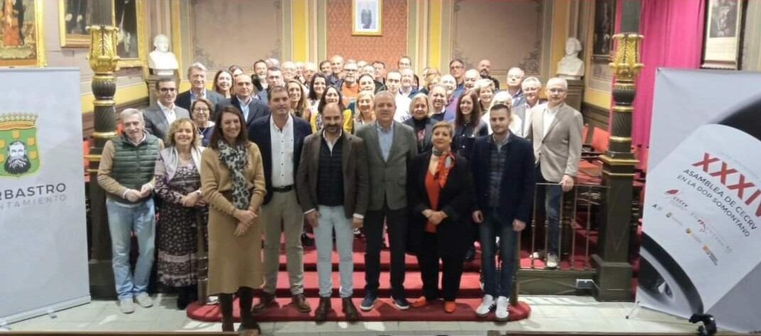 Foto de familia tras la recepción ofrecida por el alcalde de Barbastro a los asistentes a la asamblea. Foto: Fernando Torres