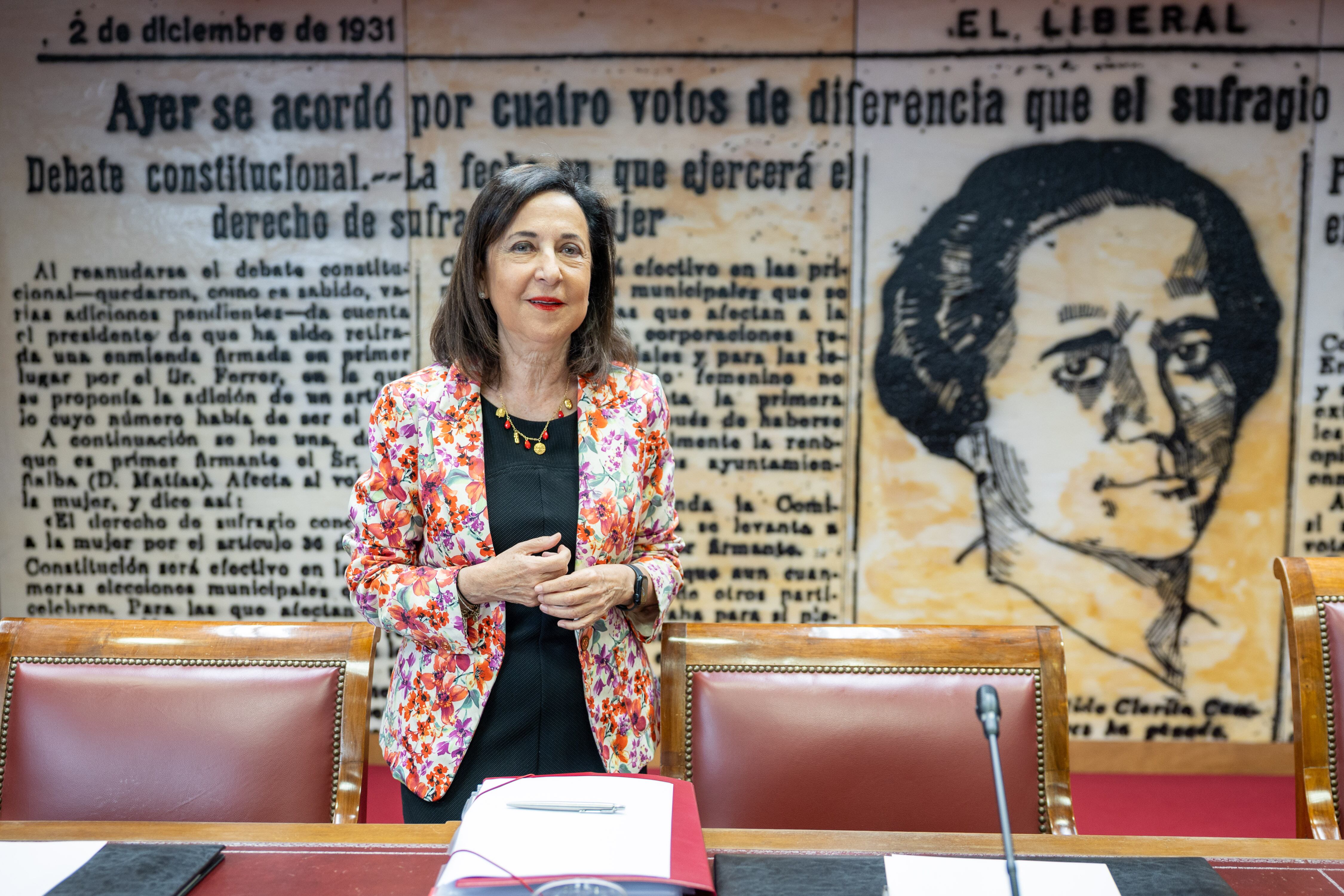 La ministra de Defensa, Margarita Robles (2i) comparece ante la Comisión de Defensa del Senado este viernes.
