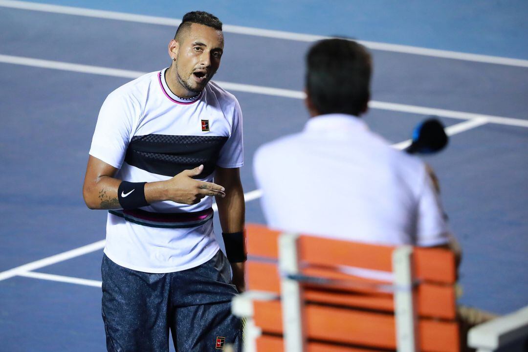 Kyrgios protesta al árbitro una acción del partido contra Nadal