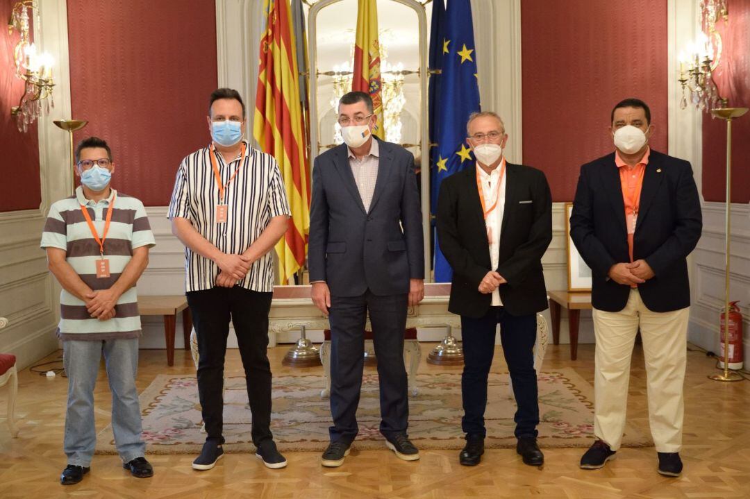 El president de Les Corts Valencianes, Enric Morera, se ha reunido este jueves con los artistas falleros y foguerers 
 