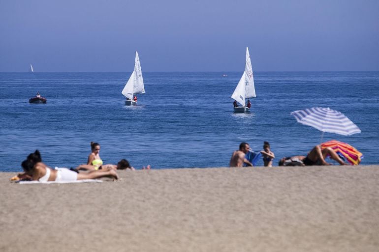 GRA439. MÁLAGA, 22/06/2015.- Varias personas que disfrutan hoy del comienzo del verano en la playa de la Malagueta de la capital malagueña. EFE/Jorge Zapata.