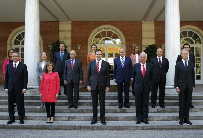 El jefe del Gobierno, Mariano Rajoy , preside la foto oficial del nuevo Ejecutivo tras el relevo de Miguel Arias Cañete por Isabel García Tejerina