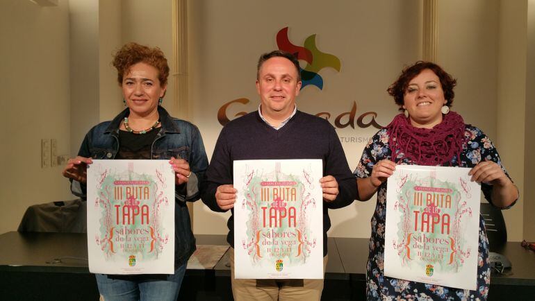 Presentación de la Ruta de la Tapa de Casanueva-Zujaira por la alcaldesa pedánea de la localidad, el diputado de Turismo y alcalde del municipio de Pinos Puente(Granada), y la concejala de Cultura