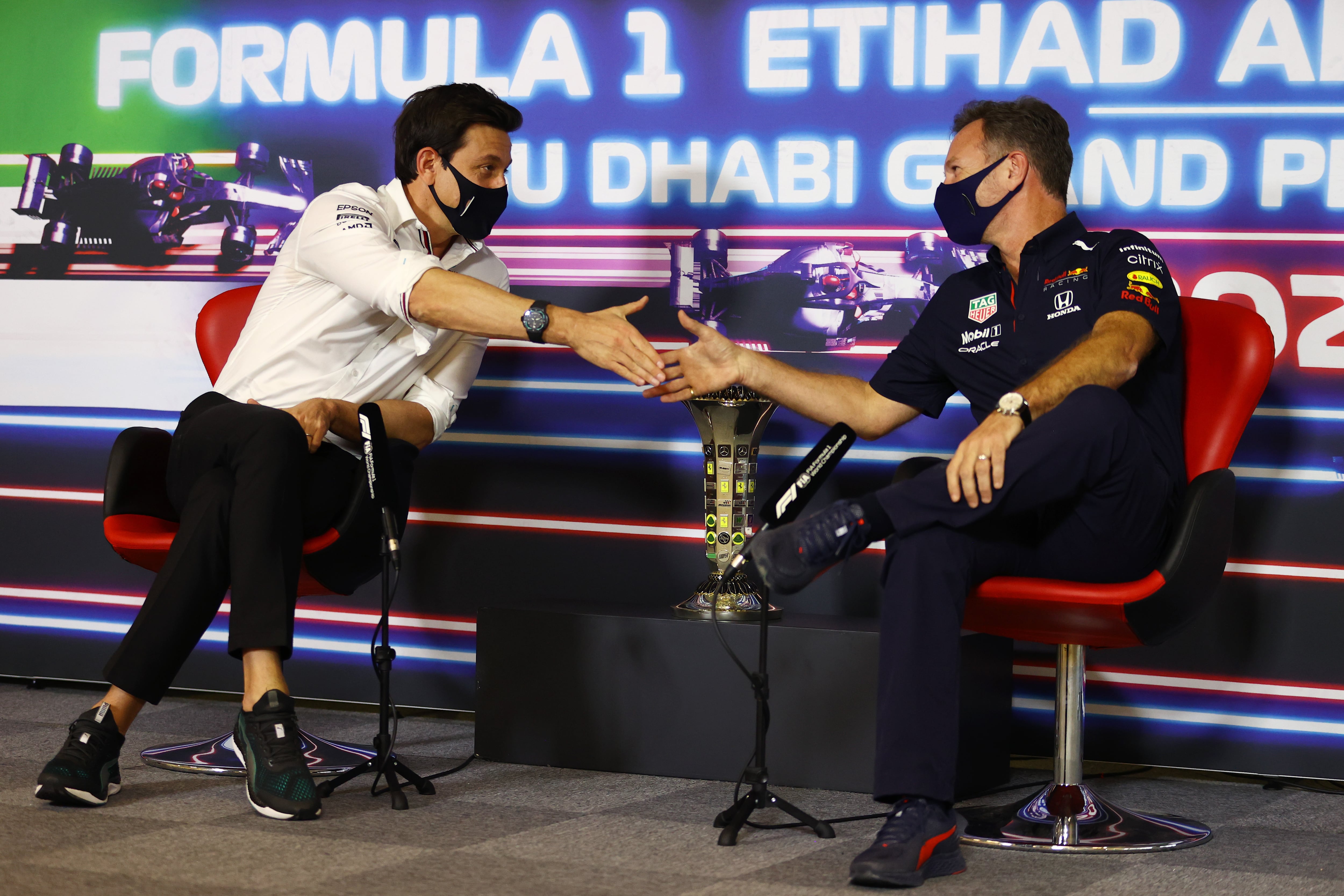 Toto Wolff, jefe e equipo de Mercedes, y Christian Horner, de Red Bull, antes del GP de Abu Dabi 2021. (Photo by Bryn Lennon/Getty Images)