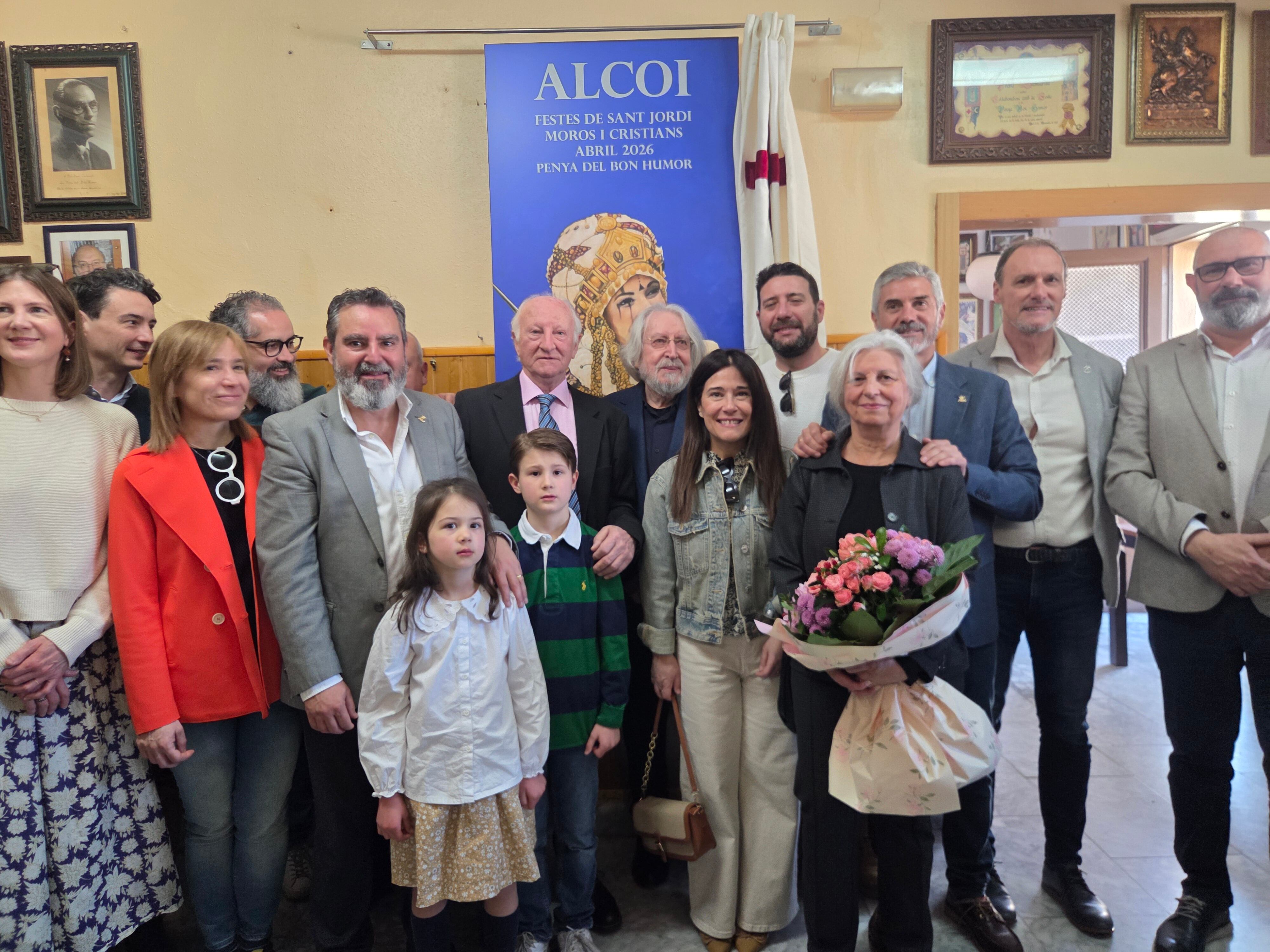 Imatge de família amb el cartell de Toni Miró i amb la presència de càrrecs festers i autoritats