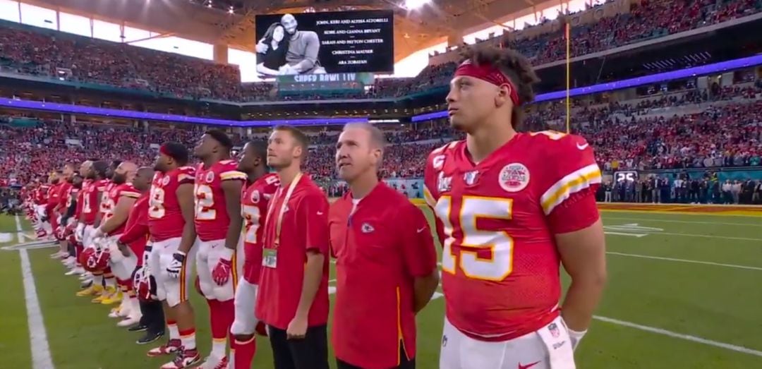 Mahomes, durante el momento de silencio en la Super Bowl por Kobe Bryant