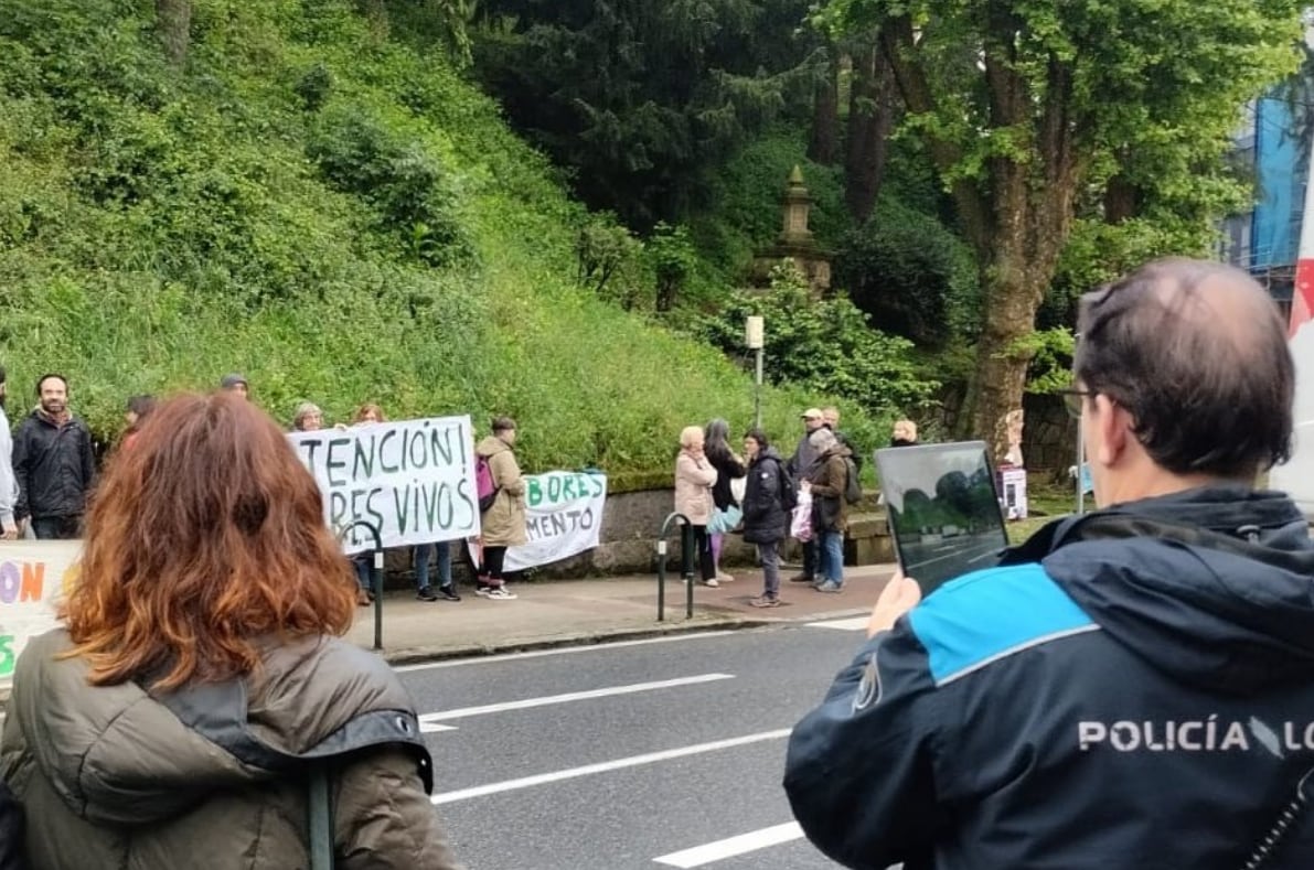 Amigas das Árbores y Ecoloxistas en Acción este jueves en la calle Falperra de Vigo