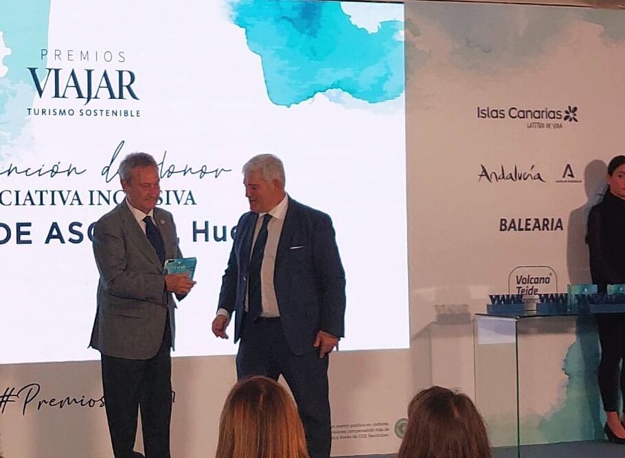 Antonio Rodríguez Cosme, presidente de ATADES, recoge la mención de honor.