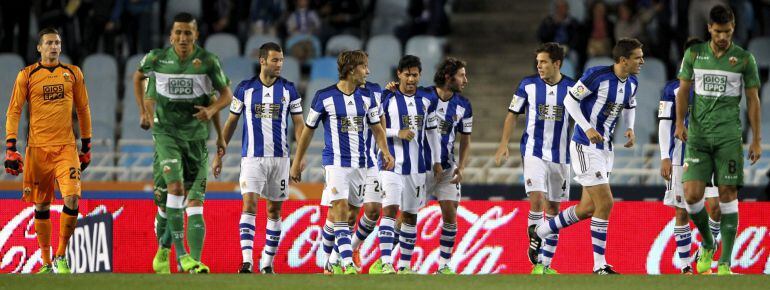 Los jugadores de la Real Sociedad felicitan al mexicano Carlos Vela tras marcar un gol ante el Elche.