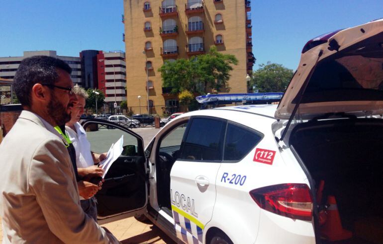 El alcalde, Juan Franco, junto a uno de los nuevos vehículos de la Policía Local de La Línea.