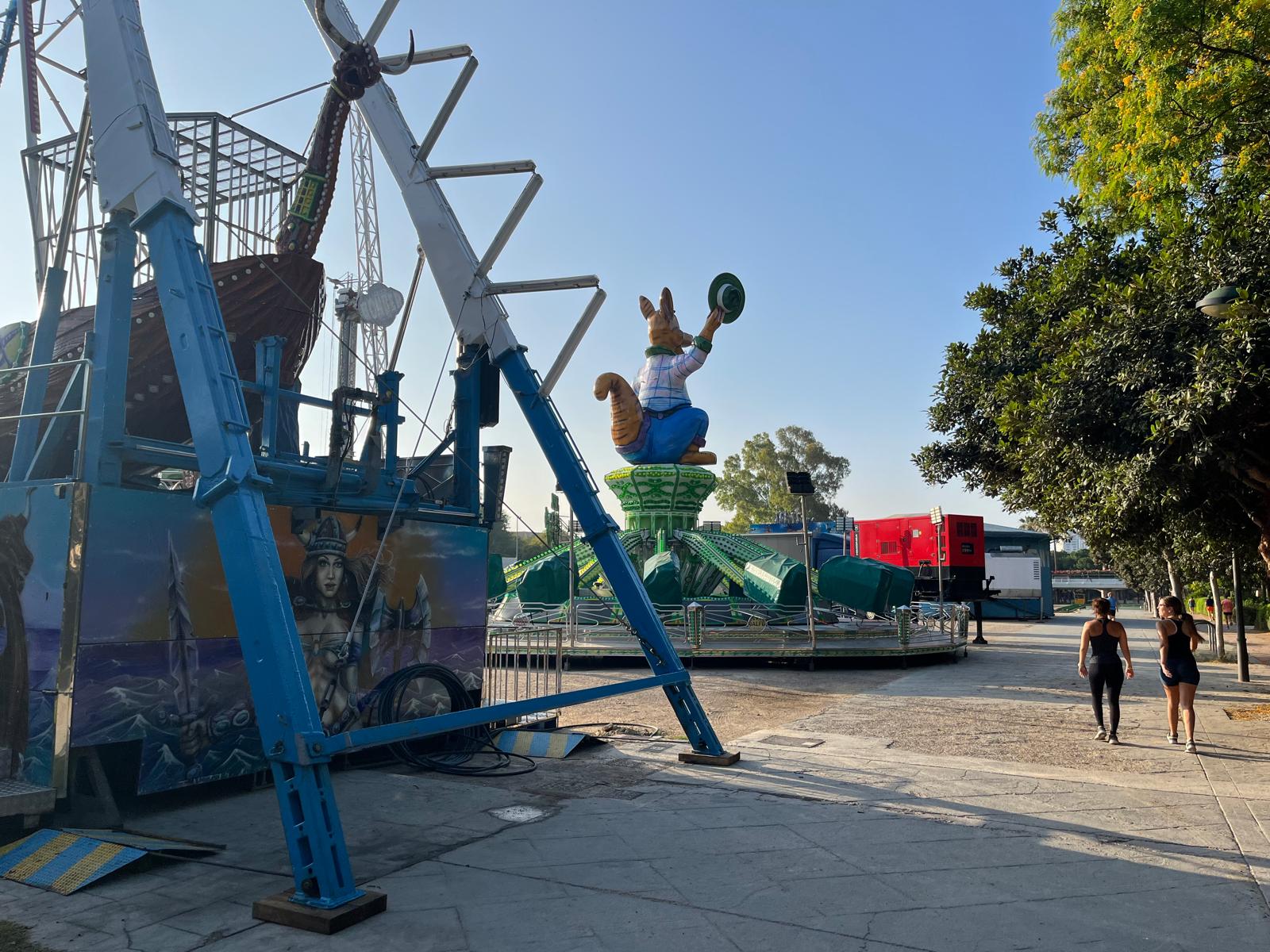 Montaje de las atracciones de la Feria de Julio