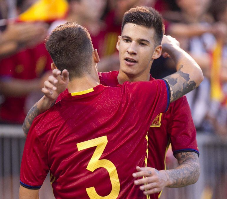 El delantero de la selección española de fútbol Sub-21 Santi Mina (d) celebra con Alejandro Grimaldo el quinto gol del equipo frente a San Marino.