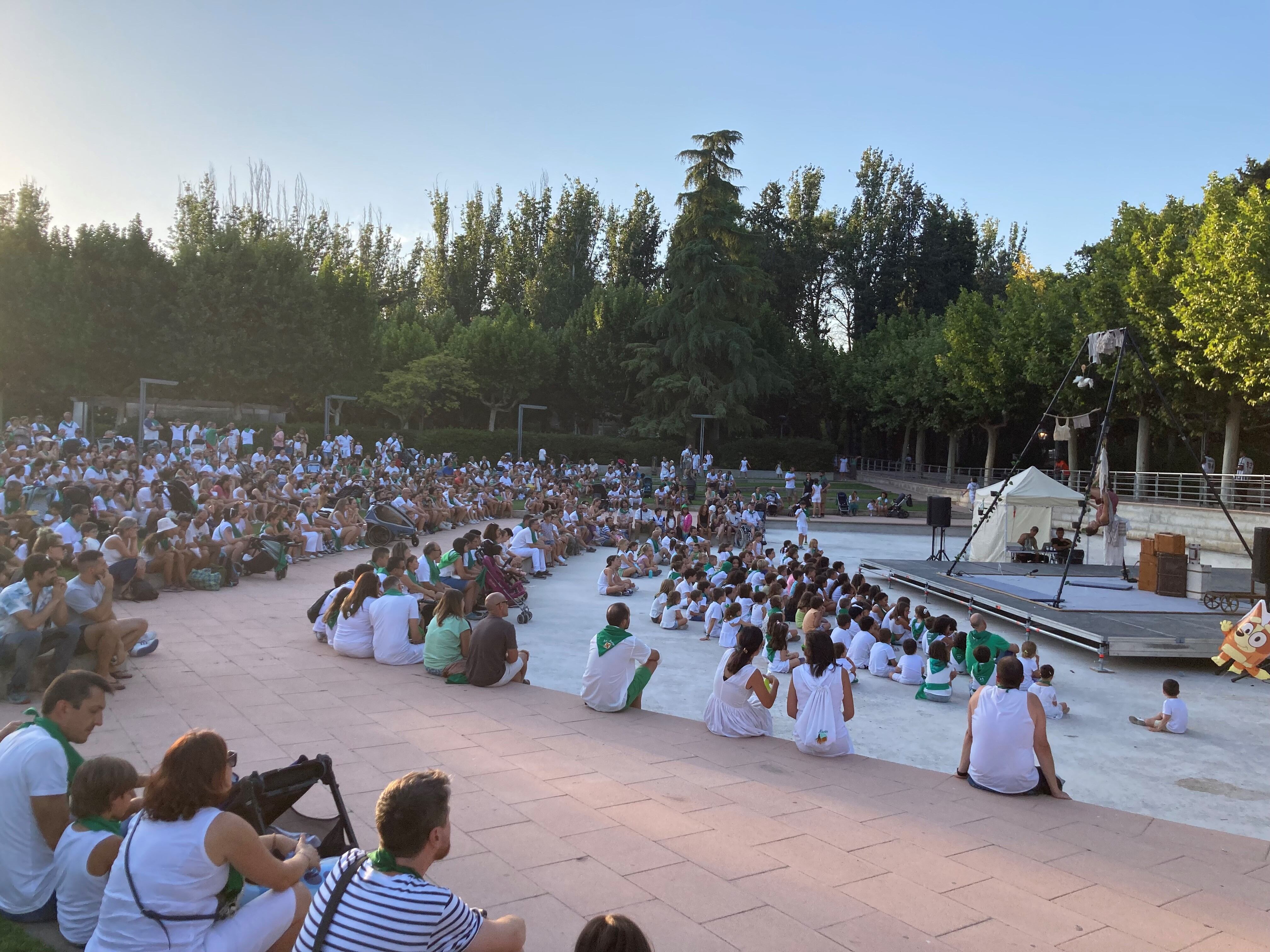 El parque se llena para ver actuaciones circenses