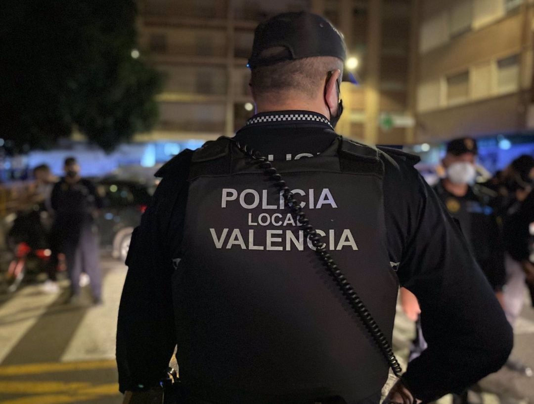 Un agente de la Policía Local de València durante una guardia en una imagen de archivo.