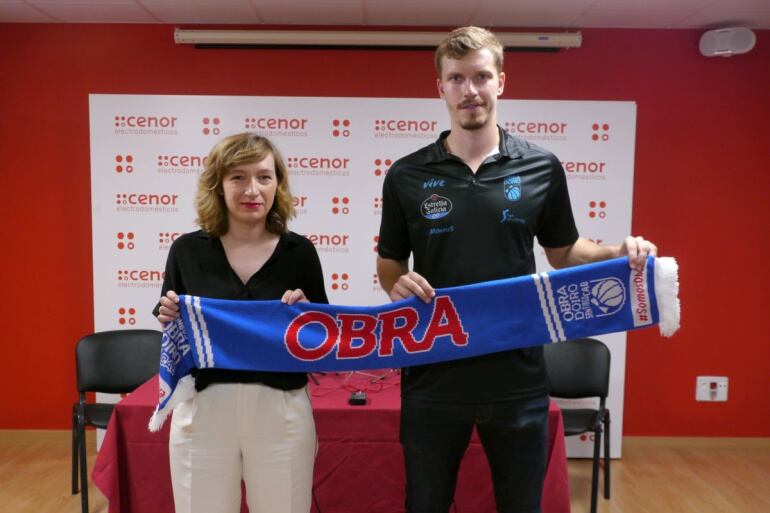 Vilma Otero, de Cenor, y Andreas Obst, en la presentación del jugador alemán