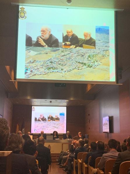 Francisco Herrera Triguero durante su discurso de ingreso, con la foto de Jódar de fondo