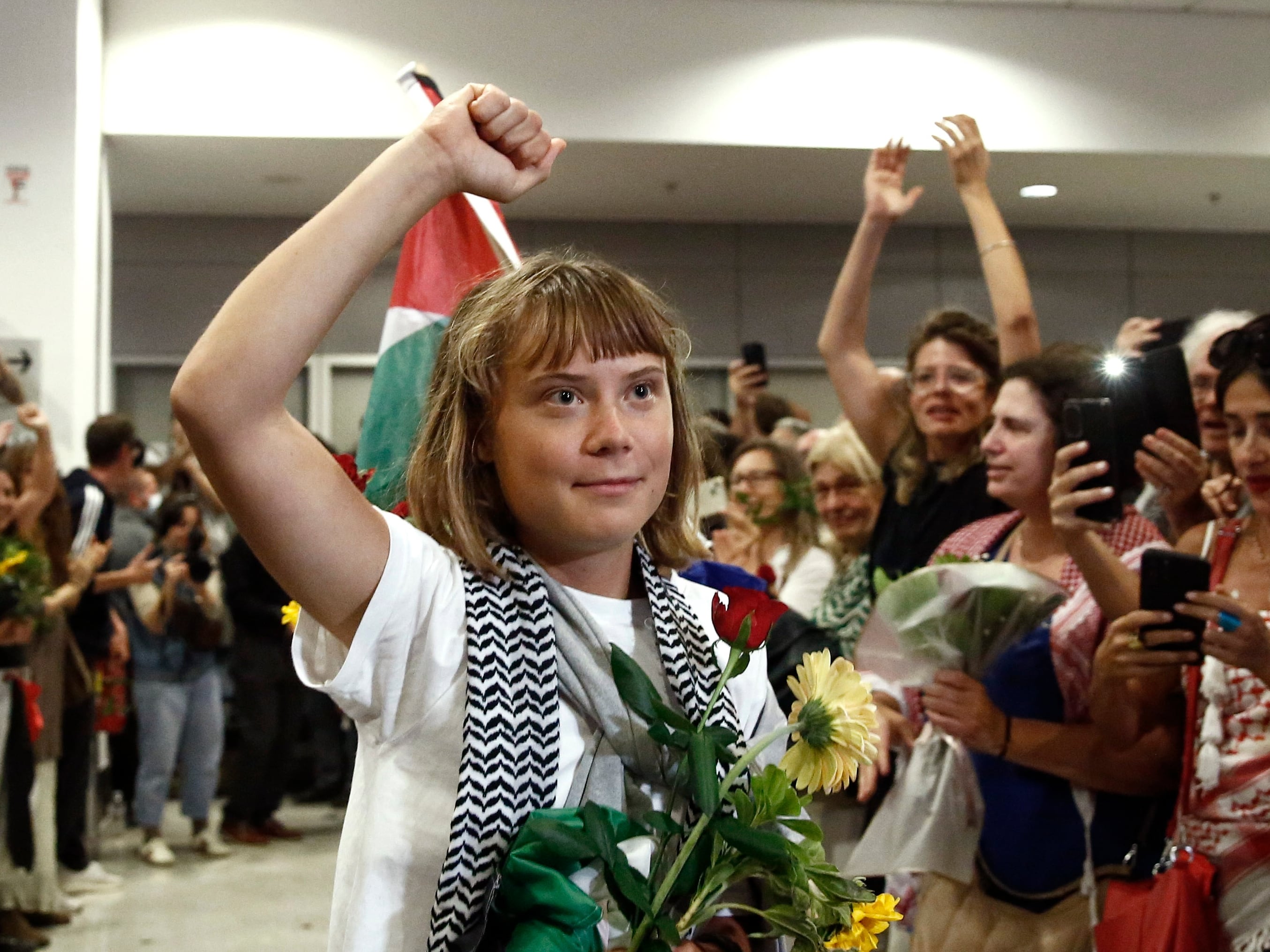 FOTODELDÍA - ATENAS, 06/10/2025.- La activista sueca Greta Thunberg levanta el puño al llegar entre 134 ciudadanos de 15 países europeos de la Global Sumud Flotilla, en Spata, cerca de Atenas, Grecia, el 6 de octubre de 2025. EFE/YANNIS KOLESIDIS