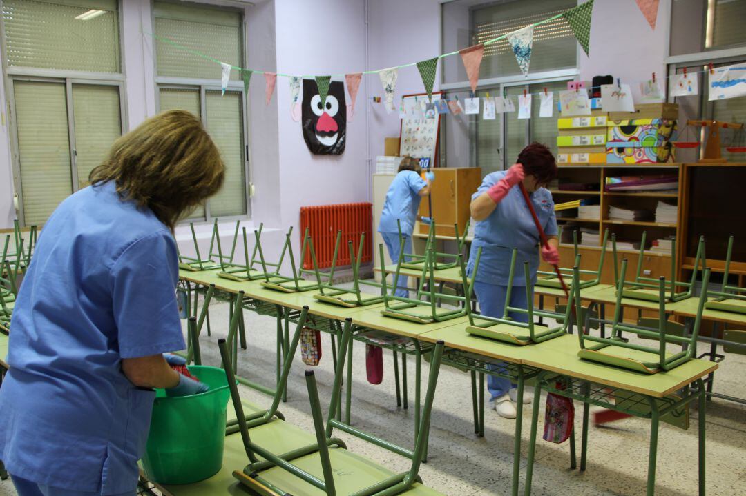 Varias trabajadoras limpian un aula en el CEIP La Villa de Cuéllar. Imagen de archivo