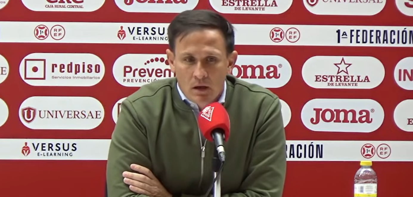 Pedro Asensio en la sala de prensa del Enrique Roca