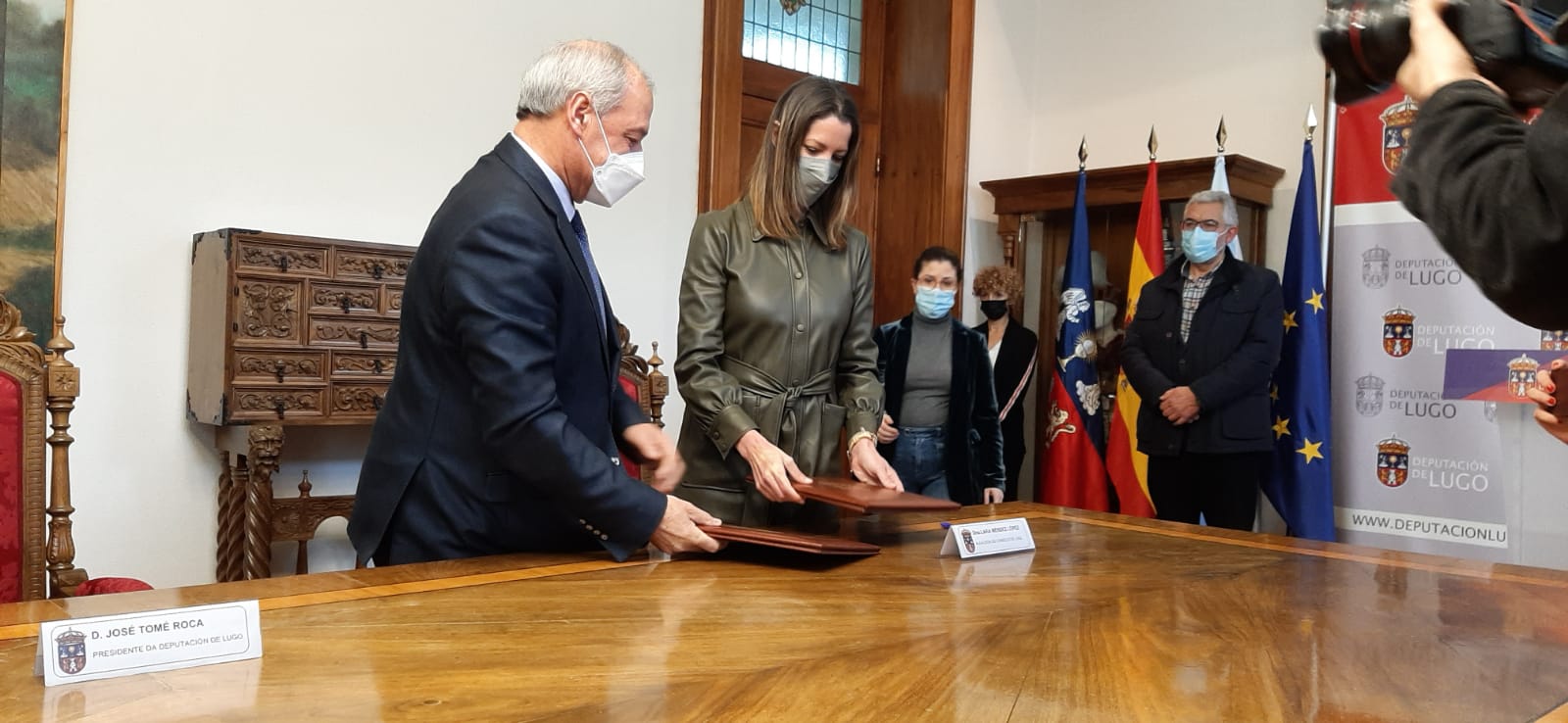 José Tomé (izq) y Lara Méndez (dcha) durante la presentación de la zona de baño pública