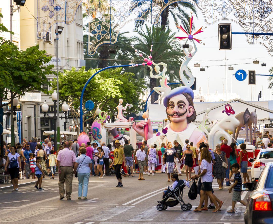 La Rambla de Méndez Núñez durante unas fiestas de Hogueras