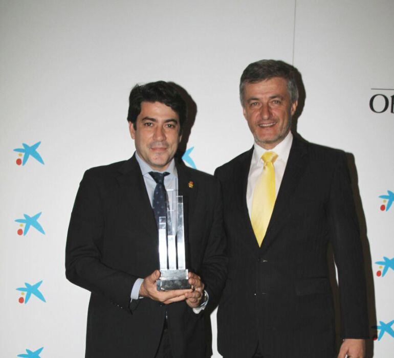 El alcalde de Alcorcón, David Pérez, recogiendo el premio de la Fundación Deporte Integra