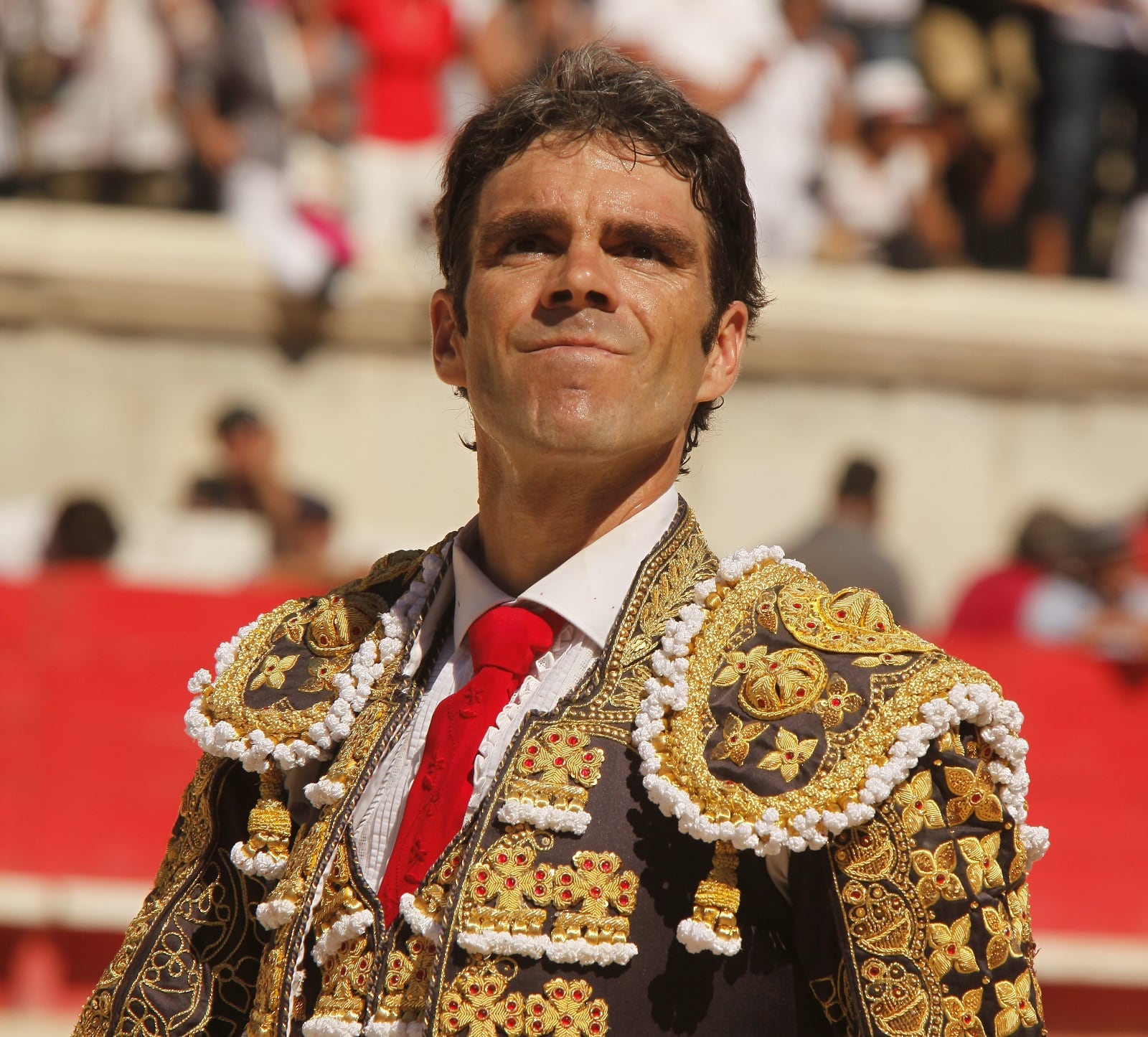 El torero, José Tomás, mira al público de la Plaza de Toros durante una corrida