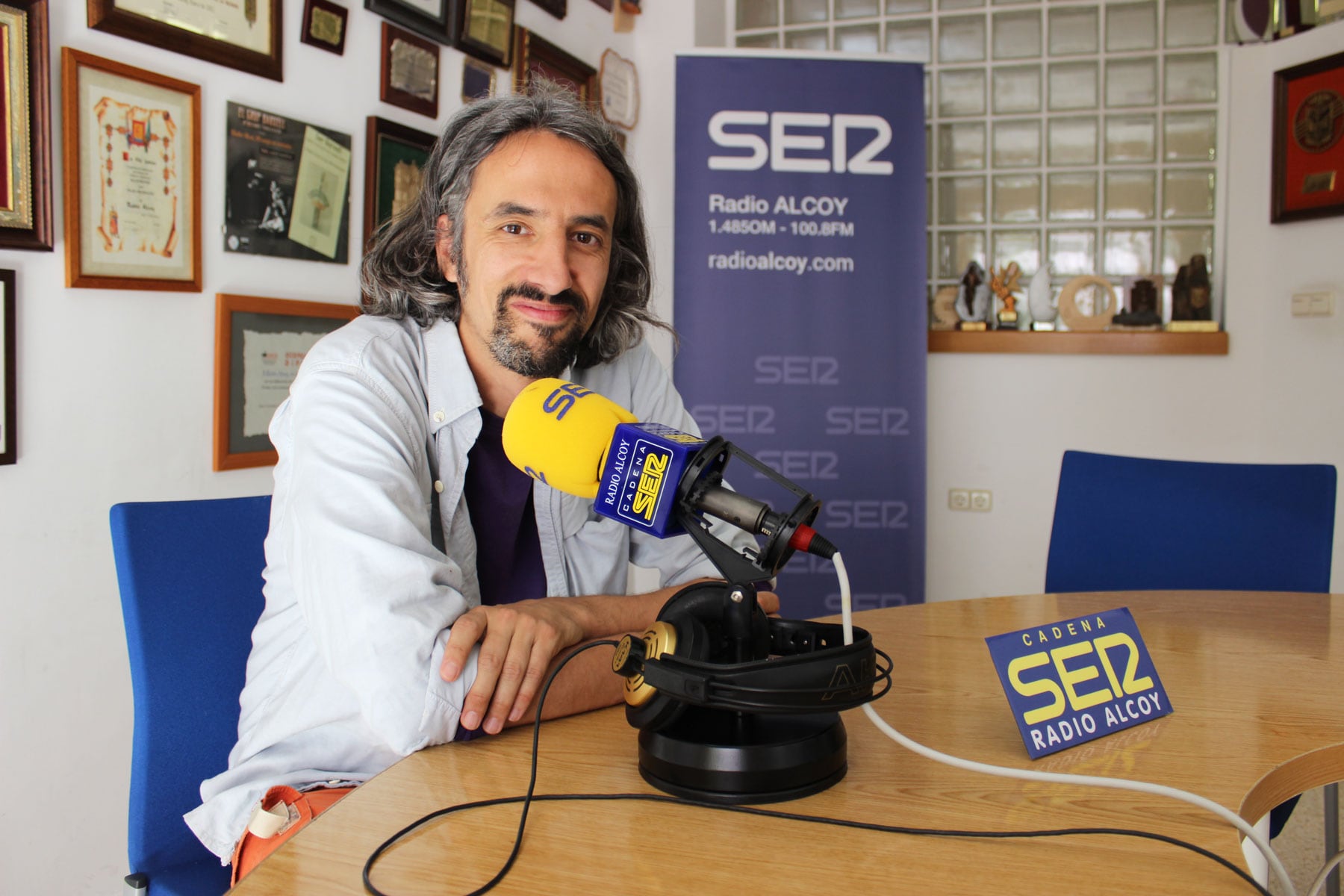 Juan Bordera, periodista i guionista alcoià, en l&#039;estudi central de Radio Alcoy