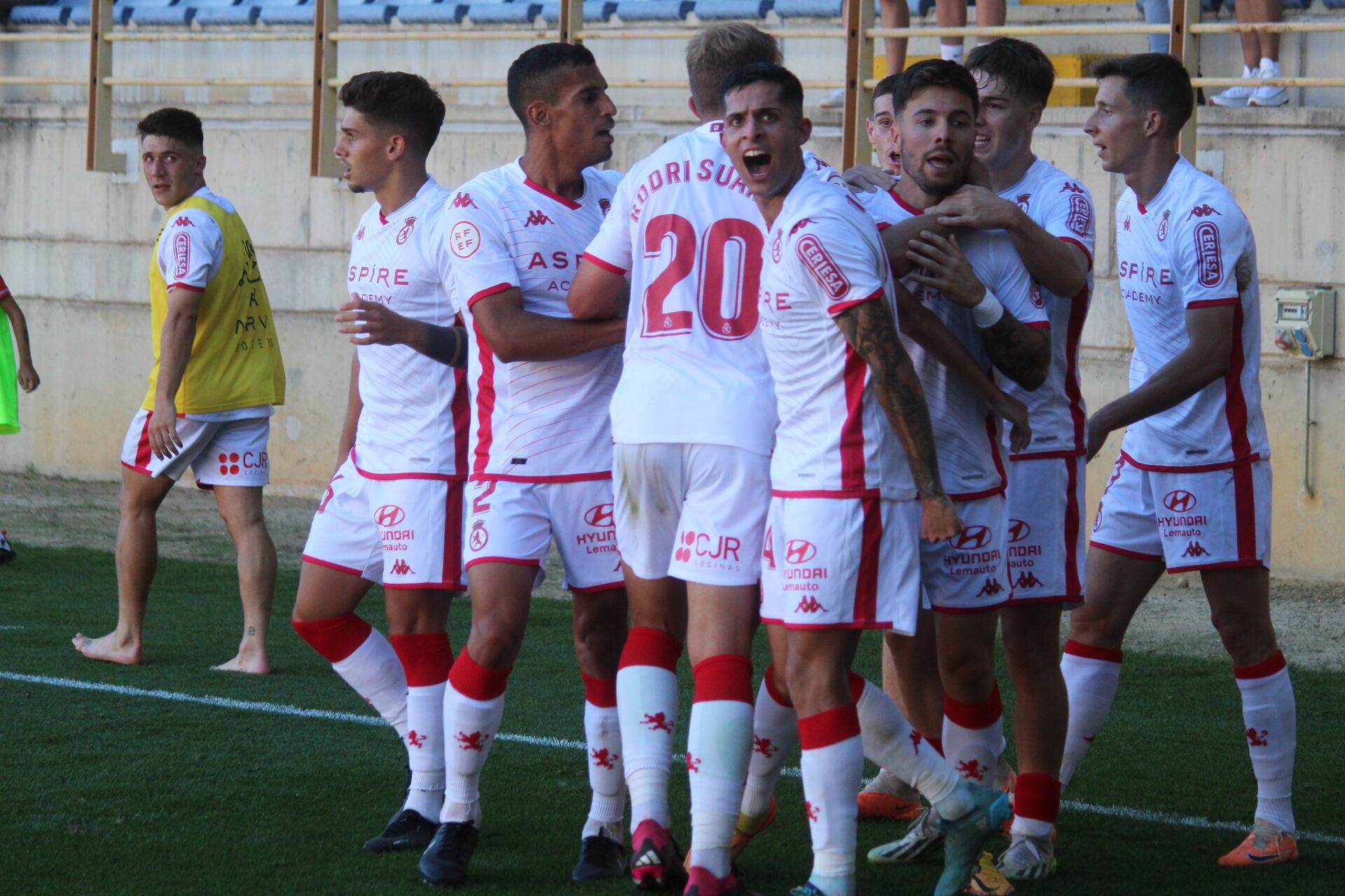 Los jugadores de la Cultural celebran el gol / Isaac Llamazares.