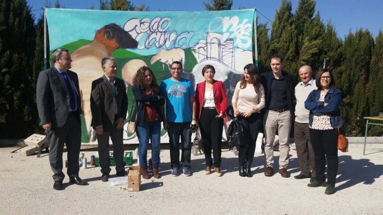 La delegada del Gobierno de la Junta en Granada, Sandra García, visita la I Feria Agroalimentaria de Zafarraya junto a otros representantes institucionales.