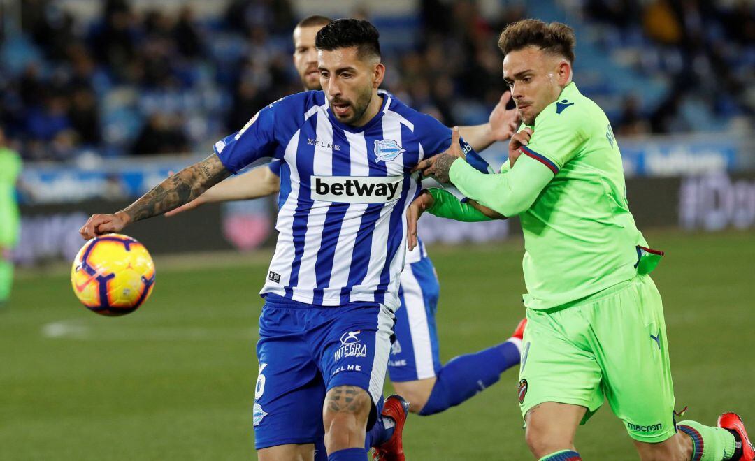 El delantero del Levante Roger Martí y el defensa del Alavés Guillermo Maripán
