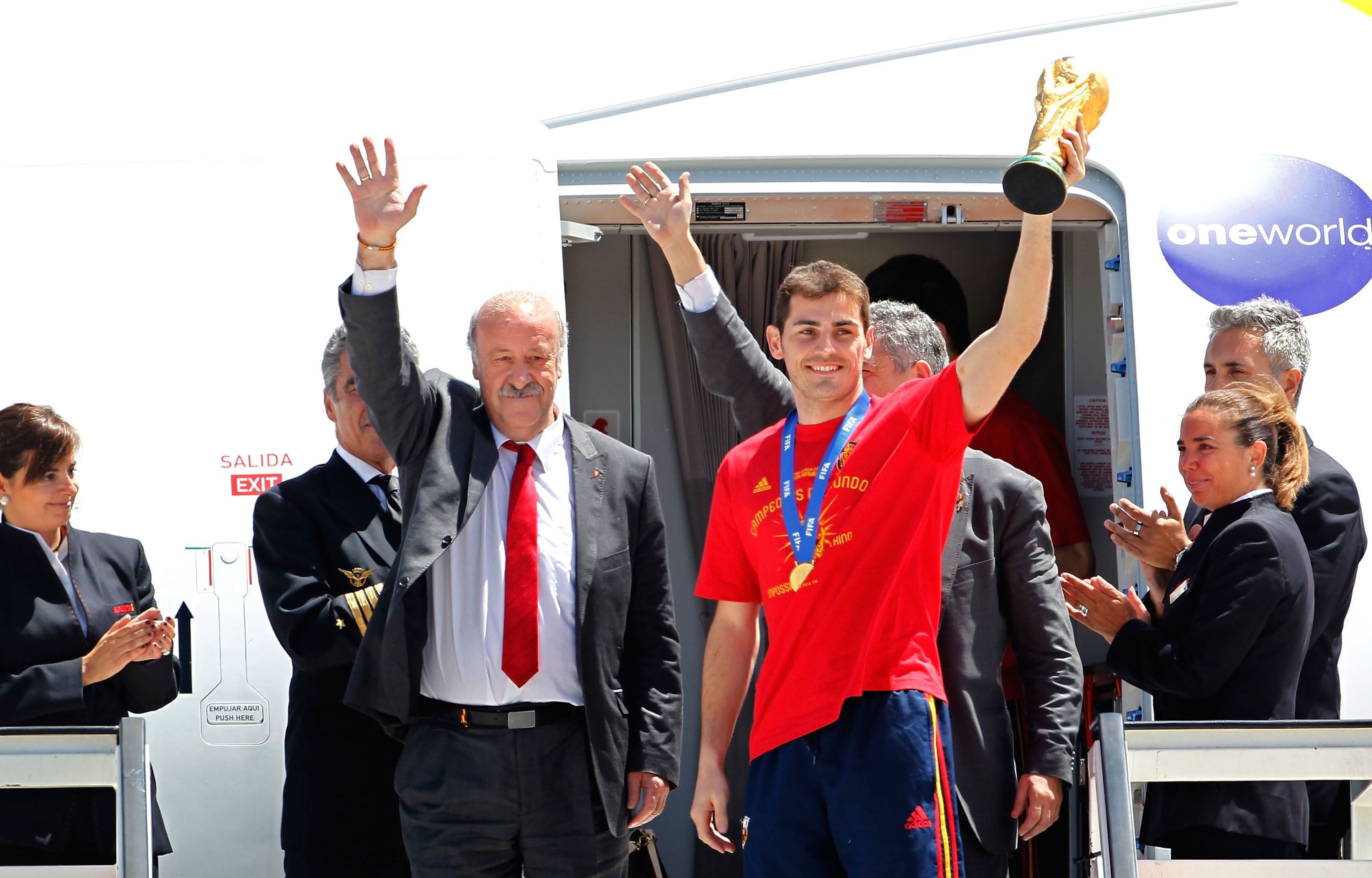Iker Casillas y Vicente del Bosque celebran el trofeo del Mundial 2010 en su llegada a Madrid