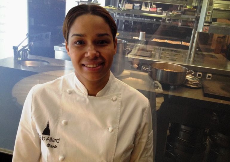 María Marte, frente a la cocina de El Club Allard.