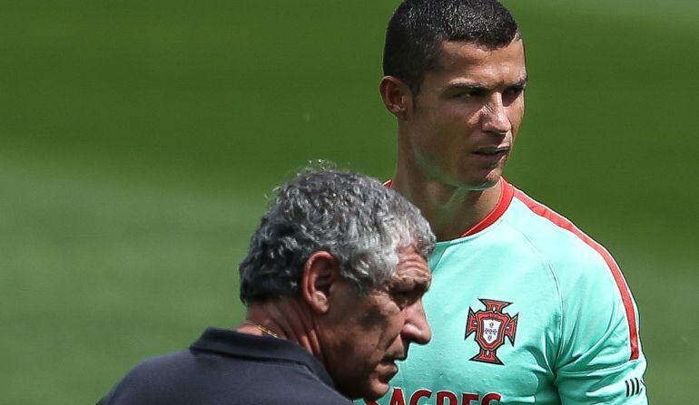 Fernando Santos dialoga con Cristiano Ronaldo durante un entrenamiento