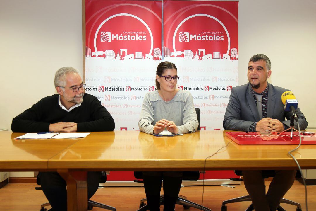 La alcaldesa de Móstoles, Noelia Posse, en rueda de prensa junto al 2º teniente de alcaldesa, Gabriel Ortega y el concejal de medio ambiente, Miguel Ángel Ortega