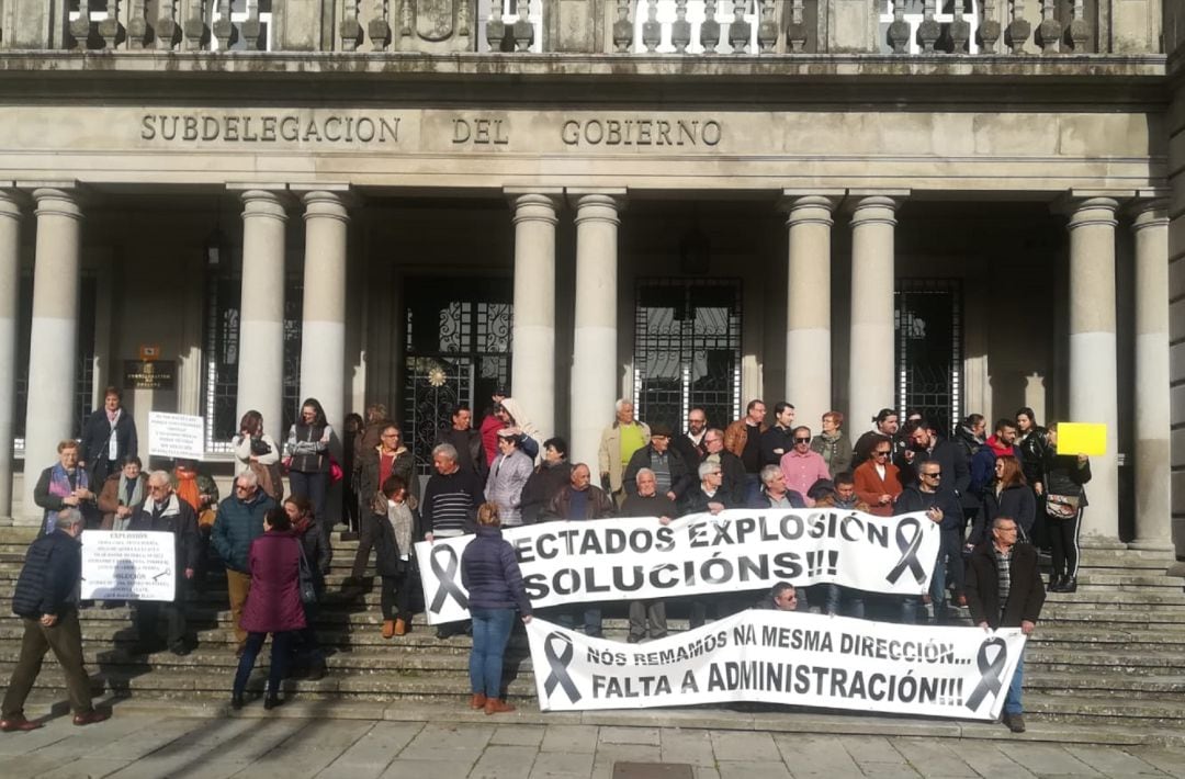 Concentración de afectados por la explosión de Paramos ante la subdelegación del Gobierno en Pontevedra.