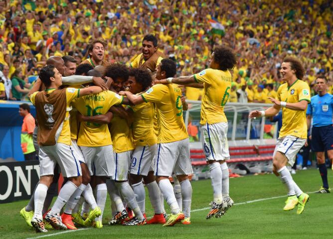 Los jugadores de Brasil celebran el cuarto gol ante Camerún